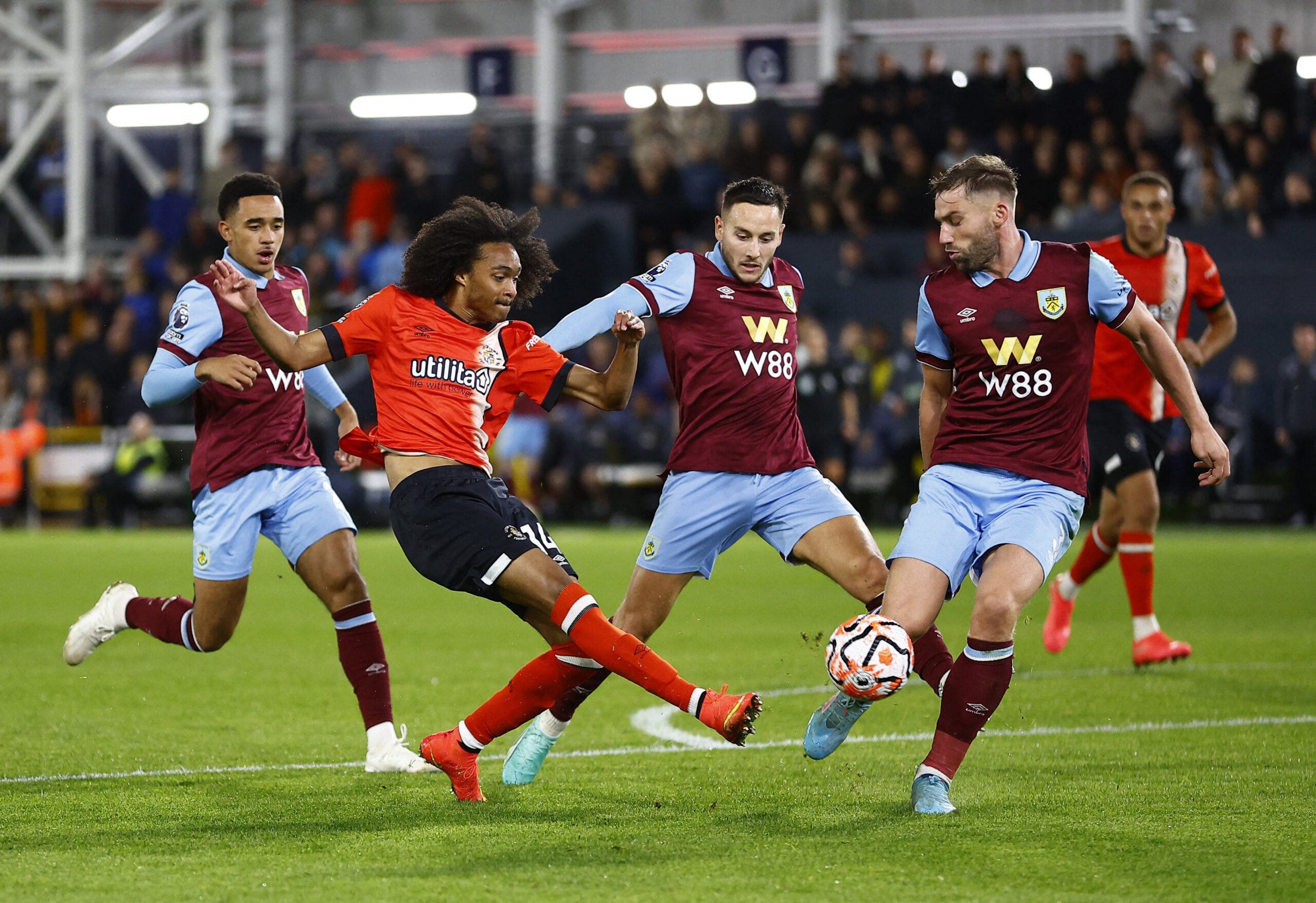 Soi kèo Burnley vs Luton ngày 13/1