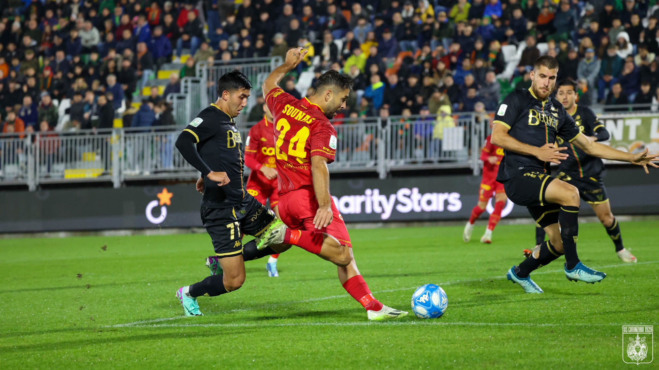Soi kèo Catanzaro vs Venezia ngày 1/5